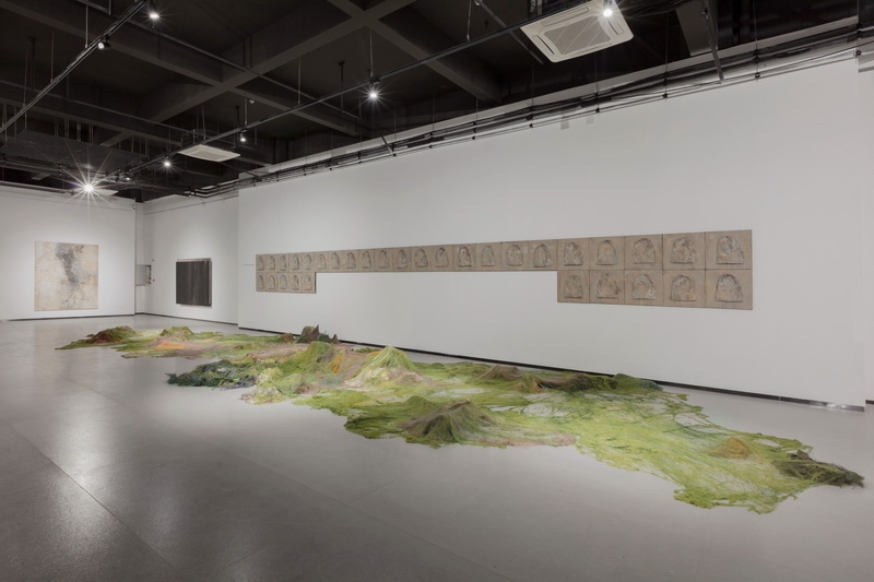 7王云曲 《海礁》 尺寸可變 蠶絲、海藻、礦物顏料、土質顏料、植物顏料等 2022.jpg
